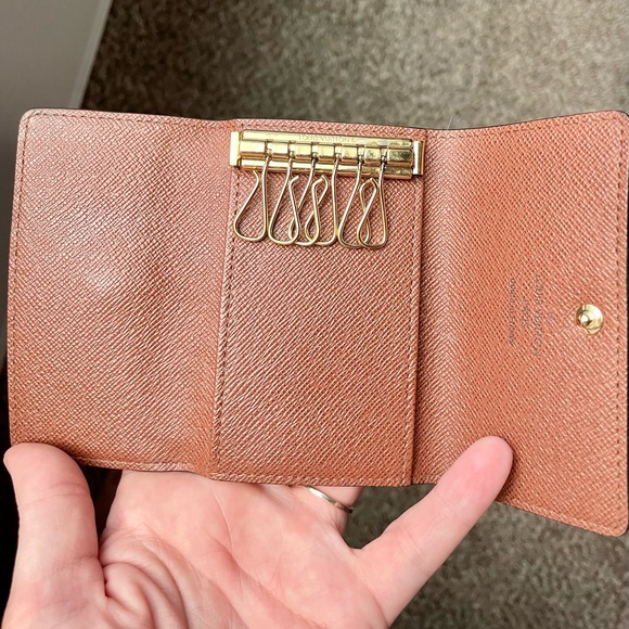 Louis Vuitton 6 key holder - Picture 7 of 14